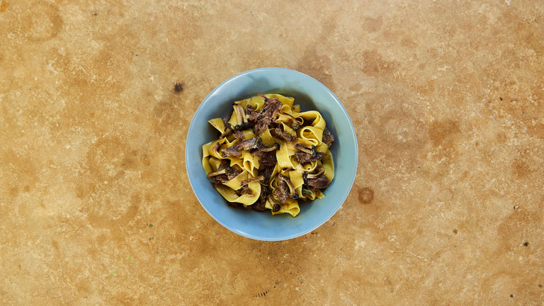 Oksehaleragout med svampe og pappardelle